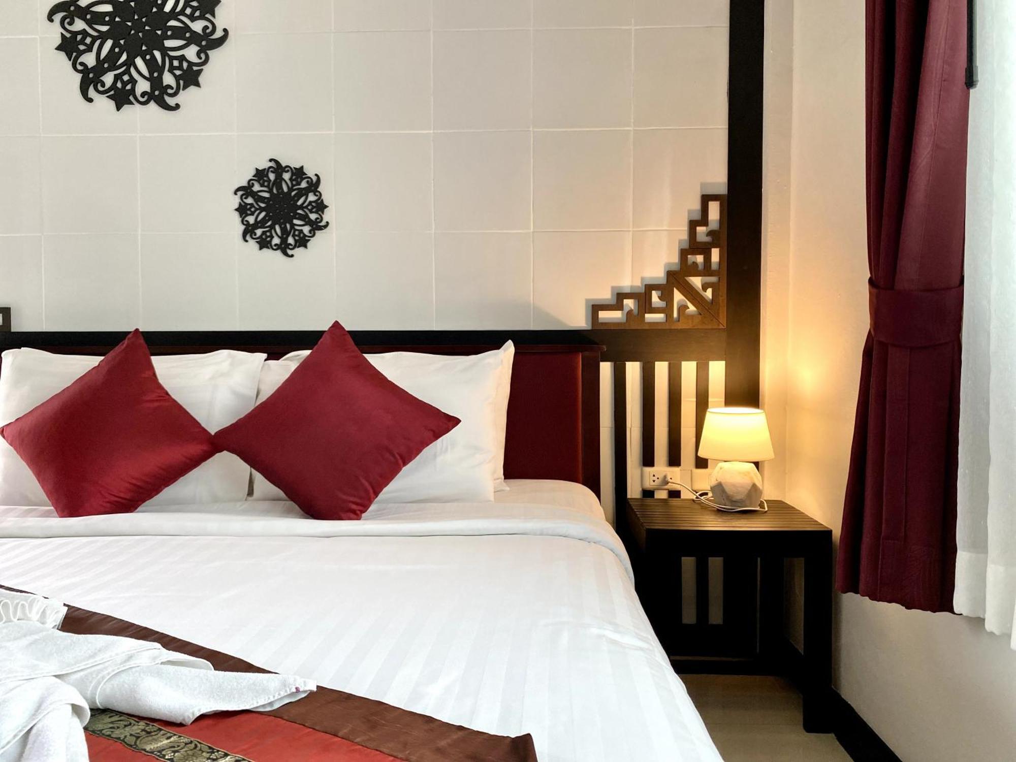 Sunray Beach Hotel Patong Buitenkant foto
