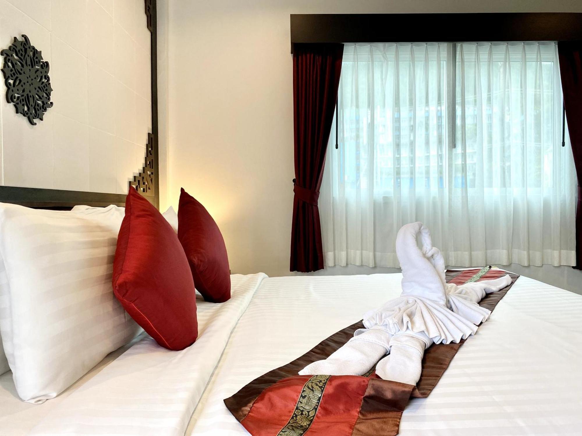 Sunray Beach Hotel Patong Buitenkant foto
