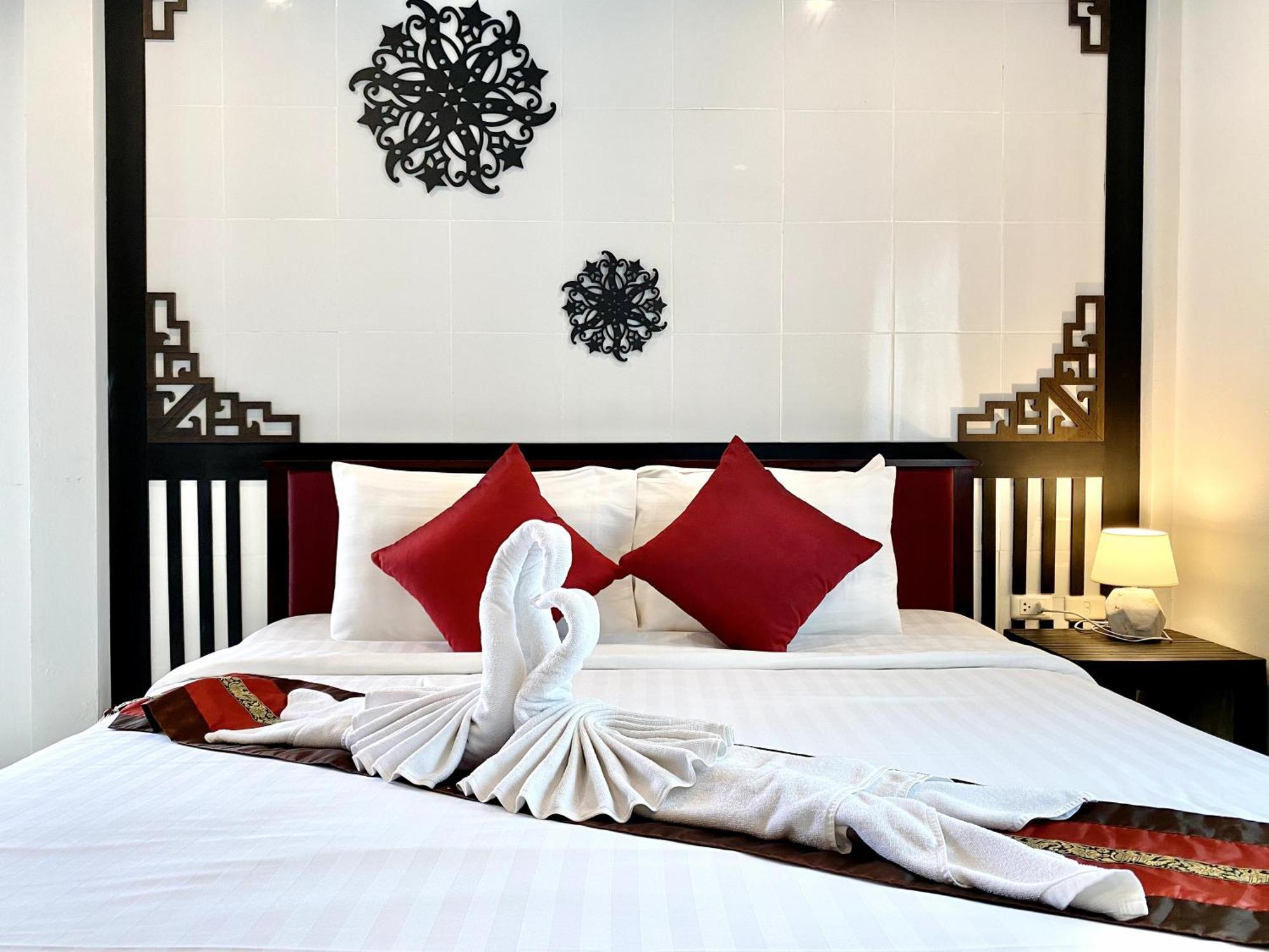 Sunray Beach Hotel Patong Buitenkant foto