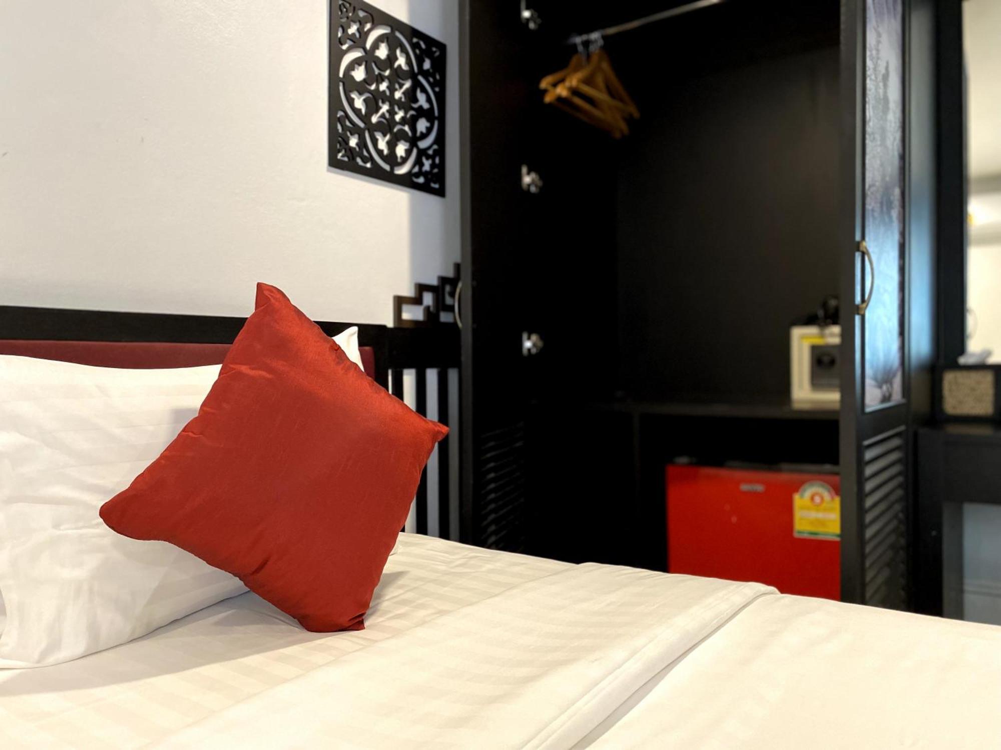 Sunray Beach Hotel Patong Buitenkant foto