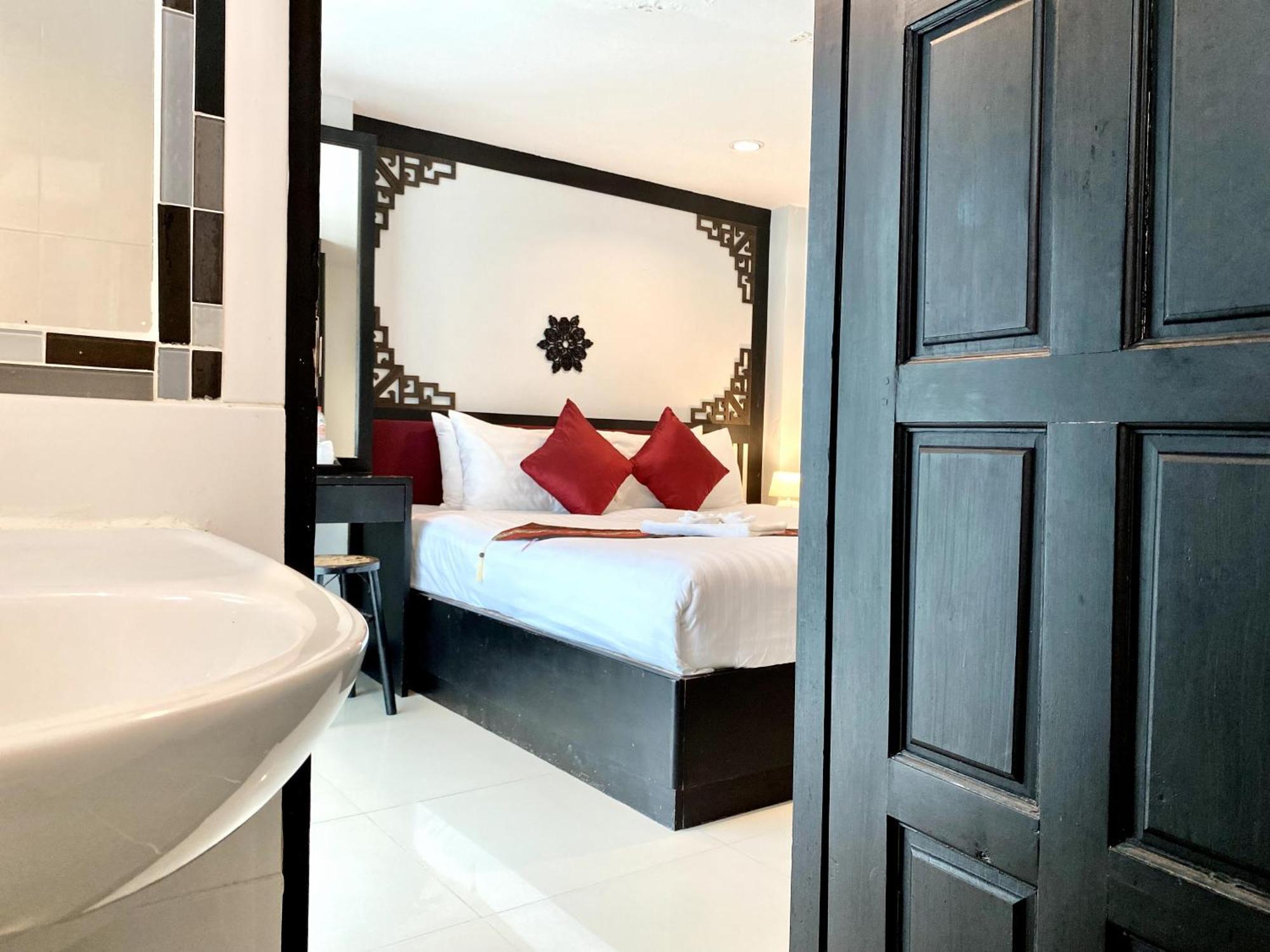 Sunray Beach Hotel Patong Buitenkant foto