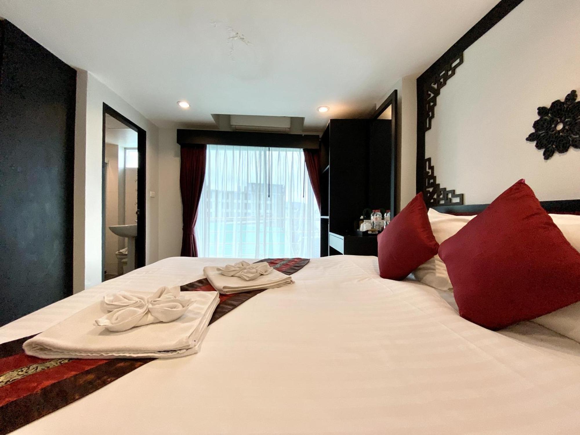 Sunray Beach Hotel Patong Buitenkant foto
