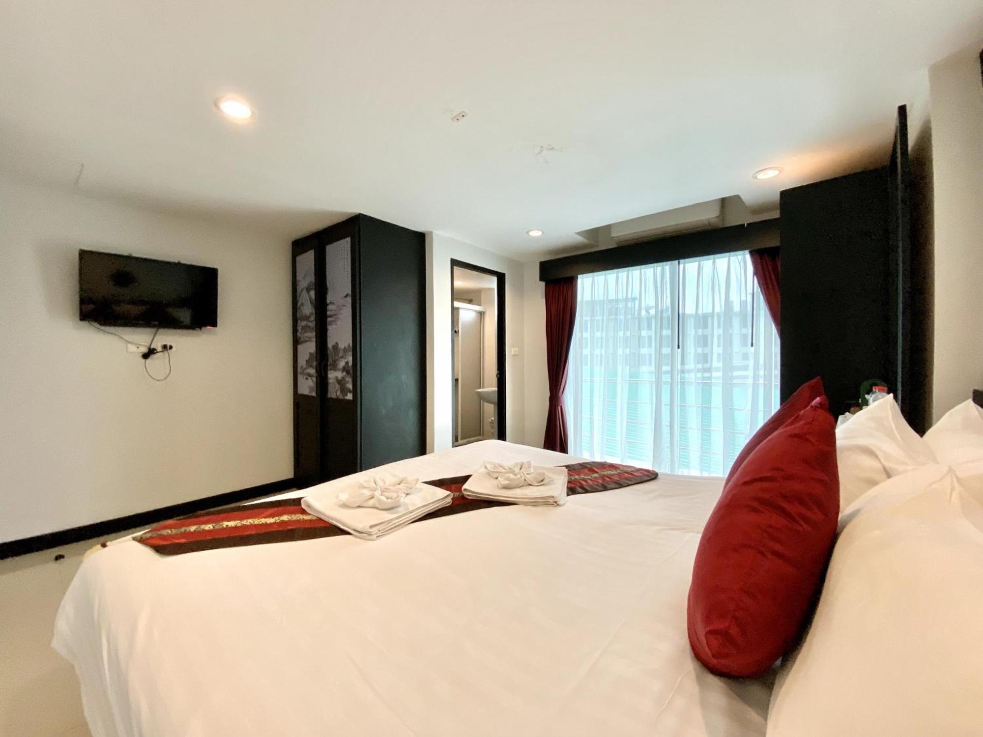 Sunray Beach Hotel Patong Buitenkant foto