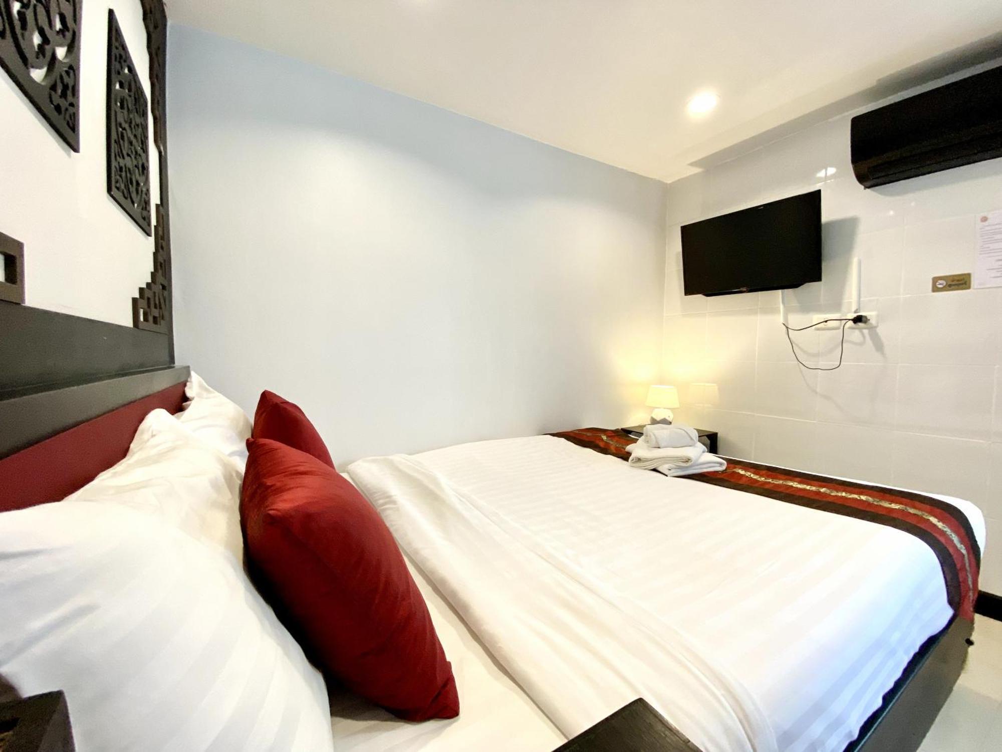 Sunray Beach Hotel Patong Buitenkant foto